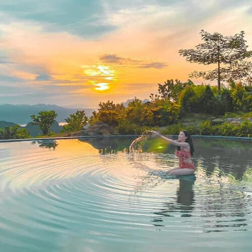 bể-bơi-vô-cực-Ba Khan Village Resort
