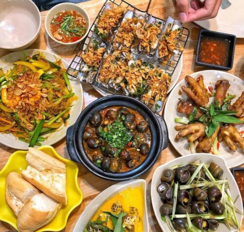 Eating in hanoi street food tour @bachuaviahe